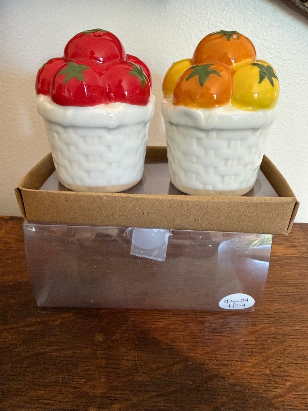 New Hand Painted Ceramic Fruit Basket Salt & Pepper Shakers Tomato & Citrus